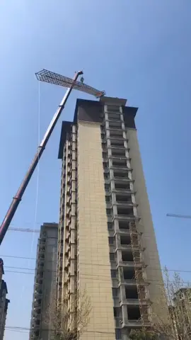 Difficult but possible 😎 #crane #operation #skyscraper 