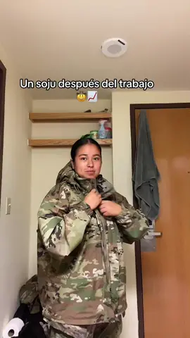 El soju es el alcohol más popular de Corea, no me gustaba pero ya le tomé cariño lol #southkorea #coreadelsur #latina #corea #hispanictiktok #fyp #mexicantiktok #latinostiktok #asia #mexico🇲🇽 #adayinmylife #work #soju #conviniencestore #tiendadeconveniencia #icecup 