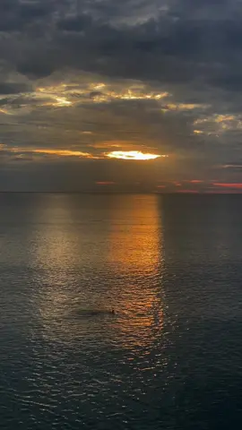 Một đống vụn vỡ, chạm vào sẽ đứt tay. 