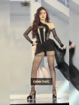 Ca sĩ Bảo Thy với màn catwalk chấn động tại fashion show 