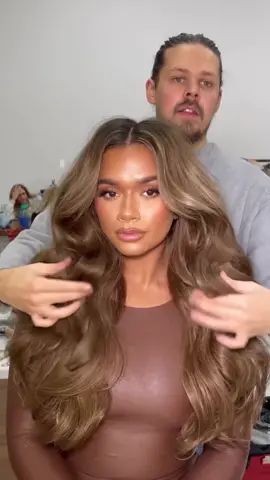 A moment for shade HONEYCOMB 🍯✨ @Dom Seeley adds 22” Double Hair Set clip-in extensions 🤎 styled using the Professional Styler 🙌 #beautyworks #beautyworkshoneycomb