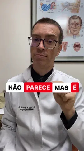 Parece outra coisa mais é rinite! A rinite pode causar muitos sintomas diferentes dos tradicionais: coriza, nariz entupido, espirros e coceira. Além desses do vídeo podemos citar: - dor de garganta - olhos inchados e vermelhos - ronco e respiração pela boca - dificuldade de concentração (por atrapalhar o sono) - dor na face e no nariz… Se você tem rinite, esses sintomas podem te atrapalhar muito! É frequente isso acontecer com pacientes que tratam somente as crises e deixa de controlar a inflamação a médio e longo prazo! Você tem algum desses sintomas? Conta qual pra mim! #rinite #rinitealergica #riniteatacada #rinitealérgica #rinitecronica #riniteiros #sinusite #sinusitecronica #sinusiteatacada #amigdalite #adenoide #drcarlosotorrino #otorrinobrasilia #otorrinoasasul #otorrinolaringologia #drcarlosotorrino