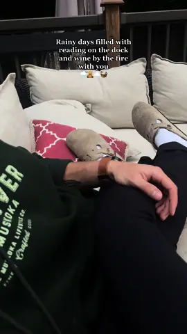 gloomy cottage days 🤝🏻 Noah Kahan’s music 🤍🧸🧺🧦🌧️ #cozy #summeronthelake #cottagecore #cottageaesthetic #noahkahan #cozyathome #cottageliving #cozymorning #BookTok #lover #couple #reading #tsitp #lakehouse 