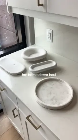 I’m obsessed ♡ why did I not know @H&M had the cutest home decor ???? can’t wait to decorate this place #homedecor #homedecorideas #hmhome #homeinspo #homeorganization #minimalisthome #apartmenttherapy #aesthetic 