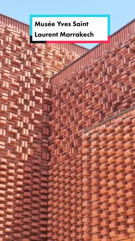 Musée Yves Saint Laurent Marrakech, magnifique édifice qui rend hommage au légendaire couturier français 🎩  💰 Tarif public : 130 Dhs – Tarif résident au Maroc : 50 Dhs ⏰️ Tous les jours de 10h00 à 18h00 (Fermé le Mercredi) ☎️ +212 (0) 524 29 86 86 📍Rue Yves Saint Laurent – Marrakech  #marrakesh #majorelle #ysl #moroccco #maroc #culture #design #marrakech #myslm #yslmarrakech #museum #mylittlekech 