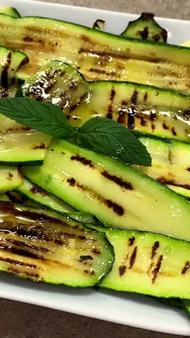 Zucchine arrostite Ingredienti per 4 persone 2-3 zucchine grosse 100 ml di olio evo 3-4 spicchi d'aglio 4-5 foglie di menta 2-3 foglie di basilico Sale q.b. Peperoncino (facoltativo) #carlogaiano #ricette #zucchine 