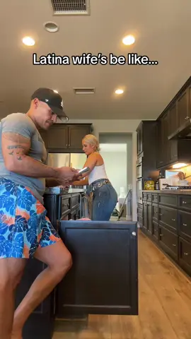 Ok give me a sec! 🤓 #takeoutthetrash #latinas #fypcouples #fypシ゚viral 