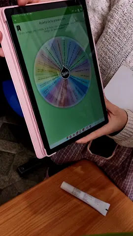 🌈 La Ruleta de la Prevención es una dinámica participativa con preguntas que buscan facilitar el conocimiento general del VIH y SIDA. Así como desmitificar conocimientos erróneos sobre el tema.  Con esto, buscamos involucrar a la comunidad en la prevención de las ITS. #prevencionVIH #infoVIH #educacionsexualintegral  #fundacionsavia 