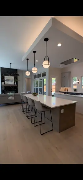 Two truths and a lie… This house is spectacular. The Kardashians really toured this house. This house is located in the Brentwood neighborhood in Austin. Would you consider living here? If you’re interested in buying or selling a home in Austin or the surrounding areas, send me a DM or text. Alex Revard - 512.749.0322 #austinrealtor #austinrealestate #austinhomes