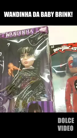 WANDINHA DA NETFLIX VERSÃO BONECA NACIONAL BABY BRINK Pra quem ainda duvida do super sucesso da série de Tim Burton na Netflix! Wandinha virou boneca de tamanho grande e está à venda em lojas populares do Brasil! Sim! Com foto da atriz Jenna Ortega caracterizada  na caixa do brinquedo pra ninguém ter dúvida que é original sim senhor!  Essa Wandinha Addams não custa pouco, mas num futuro próximo valerá muito mais. Quem viver verá!  #TimBurton #netflix #addams #boneca #addamfamily #serie #jennaortega #maozinha 