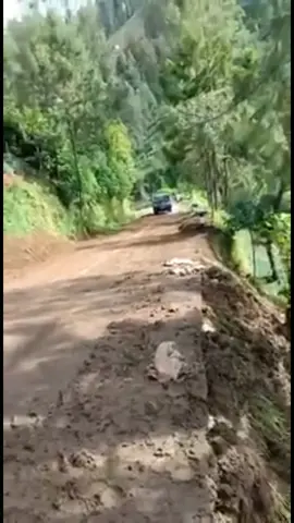 kasihan pak supir nya sampe ngejar mobil ke bawah