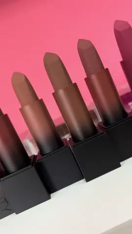 Power Bullet Matte Lipstick Huda Beauty  Este pintalabios mate ultrapigmentado Power Bullet de Huda Beauty ofrece un color saturado único y deja en los labios una agradable sensación.   La barra de labios elaborada para realzar cualquier tono de tez, combina una pigmentación extraordinaria y una agradable sensación tras la aplicación. Cada uno de estos tonos hiperpigmentados se ha concebido con una fórmula única para favorecer la aplicación integral y uniforme del color. Su suntuosa textura mate está enriquecida con nutritivo aceite de almendra dulce, que facilita la aplicación, evita que el producto de maquillaje se desvanezca o deje grumos, e hidrata y suaviza los labios. 