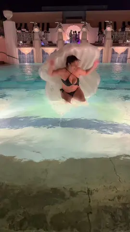 後ろから近づかれてるのまったく気が付かなかった(笑)#夏 #ビキニ #プール #うきわ 