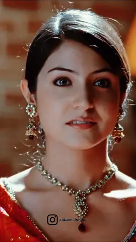 The stare to his wife🥺❤️ #movie #movieclips #film #bollywoodmovie #rabnebanadijodi #shahrukhkhan #anushkasharma #stare #xyzbca 