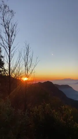Mentahan bahan story mu#bromotenggersemeru #sunrise 