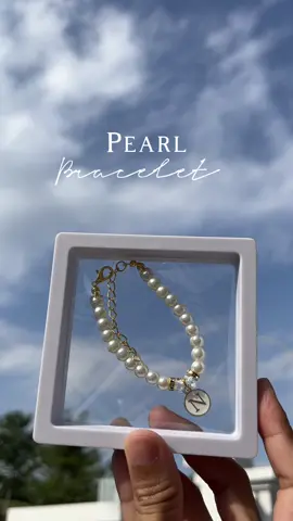 Wehhh! Cantikknyaaaa 😭 Beli la untuk kesayangan korang. Tak semestinya spend mahal-mahal. Dapat macam ni pun berbunga hati🌼🤍🥰 #pearlbracelet #initialbraceletmalaysia #initialbracelet #rantaitangan 