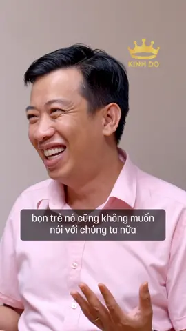 Con trẻ nhiều lúc có thể thẩm thấu lời cha mẹ, nhưng cha mẹ thì hiếm khi. Nhiều bậc phụ huynh giữ trong đầu ý niệm :”Con cãi cha mẹ trăm đường con hư” mà không nhận ra rằng, lũ trẻ có tư duy của riêng nó, rất chặt chẽ và thông minh. Để khoảng cách thế hệ gần lại, cách duy nhất đó là lắng nghe. Xem phiên bản đầy đủ cuộc trò chuyện này trên Vietcetera Podcast, YouTube, Spotify hoặc Apple Podcast. Con trẻ nhiều lúc có thể thẩm thấu lời cha mẹ, nhưng cha mẹ thì hiếm khi. Nhiều bậc phụ huynh giữ trong đầu ý niệm :”Con cãi cha mẹ trăm đường con hư” mà không nhận ra rằng, lũ trẻ có tư duy của riêng nó, rất chặt chẽ và thông minh. Để khoảng cách thế hệ gần lại, cách duy nhất đó là lắng nghe. Xem phiên bản đầy đủ cuộc trò chuyện này trên Vietcetera Podcast, YouTube, Spotify hoặc Apple Podcast. #HaveASip #Vietcetera_Podcast #Vietcetera #25namtronsumvay #25namtronsumvay #motngaytrungthusumvay #nghiletrungthu #banhtrungthuKinhDo #kinhdo