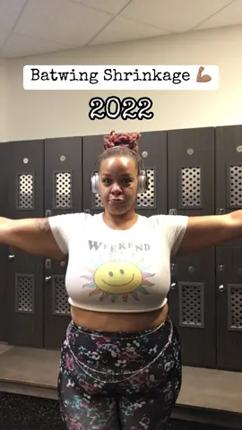 Batwings 🦇  #fy #gymmom #musclemommy #batwingsbegone #tricepgains #waitforit #thenvsnow #progressphotos #weightlossjourny #allnatural #womenwholift #2022vs2023 #fatbegone #gymrat 