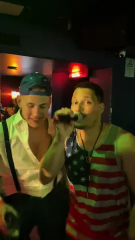 Feeling the Friday vibes! Who’s going to party #allnightlong  #lionelrichiesong #lionelrichiecover #livemusic #nightclub #fyp #freedombarsoho #freedombar #americanboyinlondon #londonhotspots 