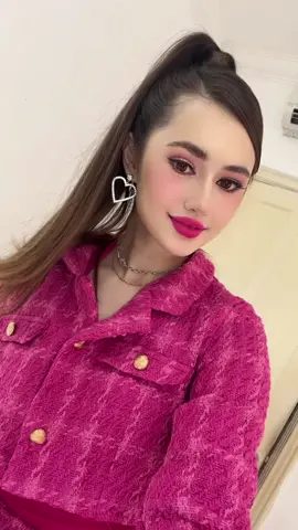 We did a barbie-style shoot and look what we got 👄💄👠