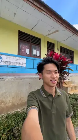 Sebuah video yang diunggah oleh akun Instagram @leo_edw menjadi viral setelah menunjukkan pemandangan indah dari balik toilet Sekolah Dasar (SD) di Nusa Tenggara Timur (NTT). Sekolah yang dimaksud adalah SD Negeri di Desa Saenam, Kecamatan Nunkolo, Kabupaten Timor Tengah Selatan, NTT. Pemilik akun bernama Leonardi Edwin yang juga seorang video kreator ini membagikan pengalamannya melihat view menakjubkan dari balik bangunan sekolah yang sederhana. #ntt #wonderfulindonesia 