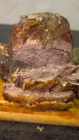 COSTELA NO FORNO, essa com toda certeza é a pedida perfeita pro almoço do dia dos pais. Não tem quem resista a uma deliciosa costela né?! 🤌🏼 É muuuuito fácil de fazer e não tem erro, é só surpreender! Segue no vídeo o modo de preparo, e qualquer dúvida estou por aqui nos comentários 🤎 #carne #carneasada #carneassada #costela #costelaassada #churrasco #churrascoterapia #diadospais #almoçodedomingo #almoço 