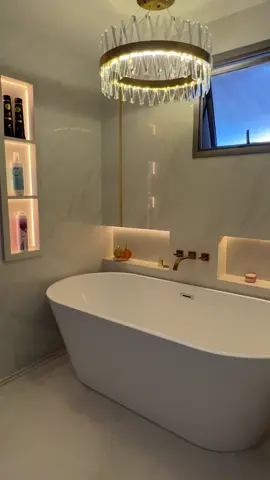 Preparados para conhecer o meu cantinho favorito? 🛁✨ Apresento a vocês a realização do meu sonho:  uma banheira de imersão! 😍💫 Transformei meu banheiro em um oásis particular e não poderia estar mais feliz!  🌟  #MeuCantinho #RealizaçãoPessoal   #SonhoRealizado   #BanheiroElegante #DecoraçãoDeInteriores #BemEstar #banheira  #Relaxamento  #banheiradehidromassagem  #AmoMeuBanheiro #banheirodecorado #interiordesign #bathroomdesign #baño 