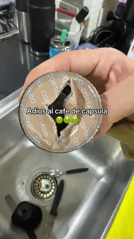 Qué tiene el café de capsula adentro?? 🤢 #cafe #cafedecapsula #cosasraras #tomarcafe #experimento  