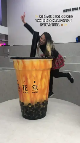 TRYING TO DRINK THIS GIANT BOBA TEA 🧋  #bobateaandme #bobatea #asianfoodtok #asianfood #asian 