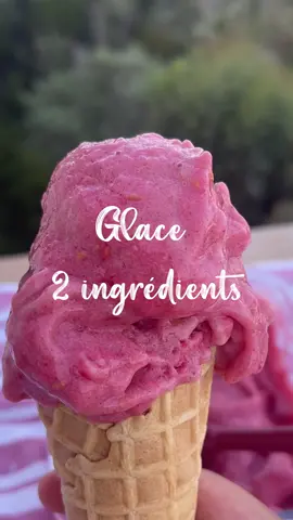 🍦 GLACE  🌟 2 INGREDIENTS 🍌🍓 Pas de culpabilité ici, juste une explosion de saveurs 😋❄️ Ingrédients pour 4 personnes: 3/4 bananes mûres coupées et congelés 200g framboises ou fraises surgelées 🍌Les bananes mûres vont remplacer la crème et le sucre dans cette recette. 🍓la fraise ou framboise va apporter le côté frais et acidulé. #RecetteFacile   #fruitsgivrés #glacemaison   #sorbet   #sanssucre   #glacefacile   #glacefraise   #icecreamlover  #glacevegan  #tiktokfoodfrance  #icecreamlovers🍦
