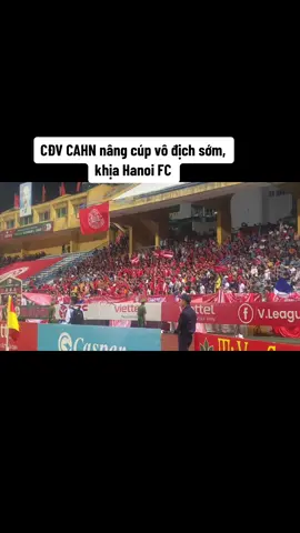 “Hanoi T&T bai bai”. CĐV CAHN FC nâng cúp vô địch sớm trên khán đài và không quên khịa Hà Nội FC dù trận đấu với Viettel GC chưa kết thúc. Chịu rồi!  #cahnfc #cup #hanoifc #vleague2023 #bongdavietnam #vba2023 #fifawwc #womaninsports #var 
