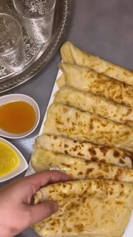 MSEMEN 🔥 INGRÉDIENTS 📌 : 2 bols de farine, 1 bol de semoule extra fine (mon bol fait 150g) 1 cac de sel, eau tiède (a ajuster, moi j’ai utilisé 500ml) huile, beurre, 1/2 sachet de levure chimique #msemens #msemensrapide #recettesmsemen #msemenmarocain #msemen 