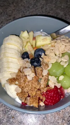 Yogurt con mis frutas favoritas 🫰🏻 idea saludable para cenano desayuno si lo que quieres es que sea ligero💖 #fyp #tiktok #vidareal #momlife #reto #momlife #parati #saludable #Receta #comida 