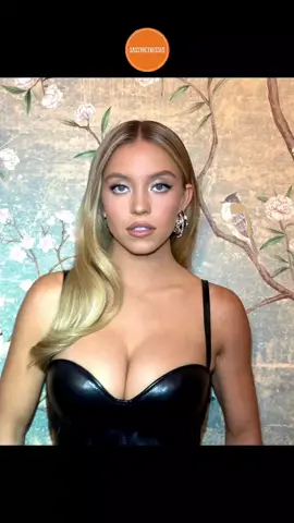 Sydney Sweeney in black 😍🐈‍⬛🖤🔥 . . . . #sydneysweeney #blackdress #leatherdress #hollywood #sydney #gorgeous #sassyactresses #fyp #foryou 