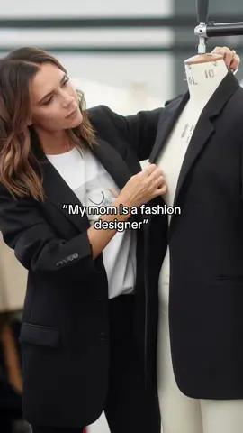 “My mom is a fashion designer” 🥹🖤 #diseñodeindumentaria #fashiondesigner #fashiondesign #diseñodemoda #diseñadorademodas #greenscreen 