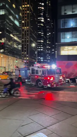 FDNY👨🏻‍🚒🚒🇺🇸#firefightersoftiktok #firefighter #rescuetreinamentos #firetrucks #sirene #rescue #FDNY #nyc #bombeiros #caminhaodebombeiro 
