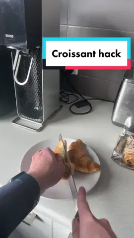 Croissant hack #croissant #breakfast #foodoftiktok 