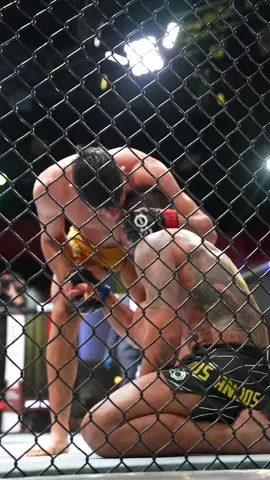 An absolute BRAWL 😤 #vicenteluque #rafaeldosanjos #UFC #mma