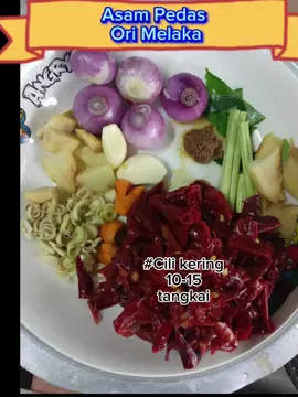Asam pedas menu yang kerap dimasak oleh oghang Melaka..Ada rasa pedaspedas,masam,serai,lengkuas,kunyit..bila cukup semua bahan xpayah msg pun sedap dah.😋😋😋.. #tips #fypシ゚viral #masakmasak #makanmakan#orangmelaka #asampedaspiawww 