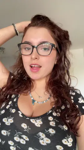 נוגעת בשיער