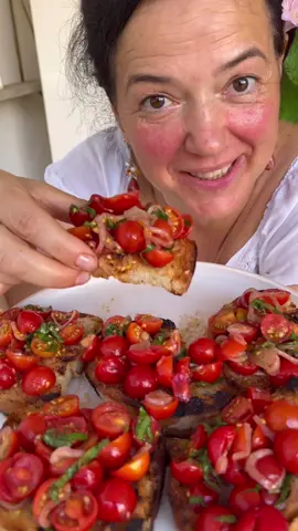 Bruschetta włoska symbol lata. Składniki: ulubione pomidory sól pieprz cebula oliwa bazylia czosnek chleb ❤️  #bruschetta #pomidor #pomidory #chleb #chrupiące #kanapka #przystawka #przepis #przepisy #kuchniawłoska #włoskiejedzenie #kuchniapolska #jedzenie 