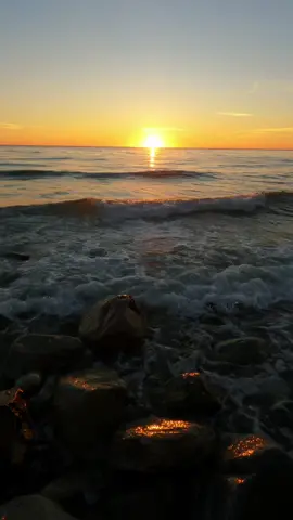 #fyp #nomusic #oceansounds #waves #sunset #sunsetlover #pnwlife #upperleft #asmr 