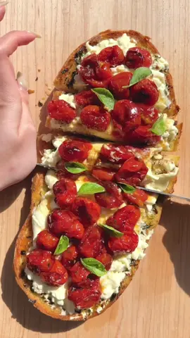 Roasted tomatoes & burrata on bread 🍅🥖  📍recipe in my bio or visit butterhand.com #roastedtomatoes #burrata #garlicbread #bread #asmrfood 