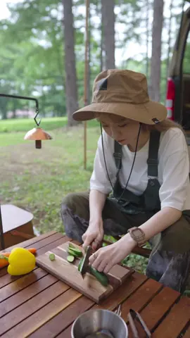 白だしとごま油の漬物🥕 袋に好きな野菜と、野菜がつかるくらいの白だし、ごま油大さじ1〜2を入れて15〜30分ほど漬けて完成👍 漬ける時間は野菜により変えてね！ きゅうりは15分くらい、にんじん、パプリカは30分くらいが目安です🫡 #camp #camping #キャンプ部 #アウトドア部 #キャンプ #アウトドア #レシピ #料理 