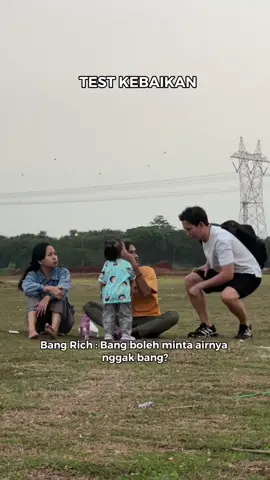 minta air sama suami istri di taman