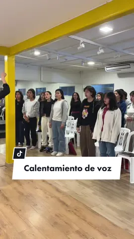 Así son nuestros calentamientos 🤩 #coro #canto #peru 