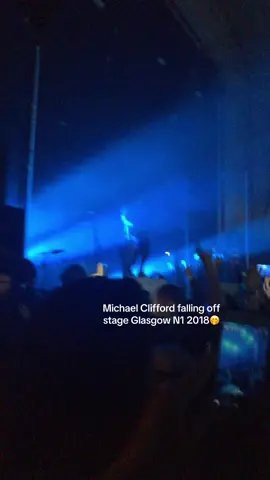 Michael falling off stage GGow
