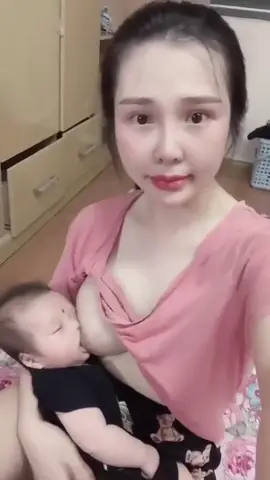 授乳する美しい女の子 #Breastfeeding #babycare #fypシ゚viral
