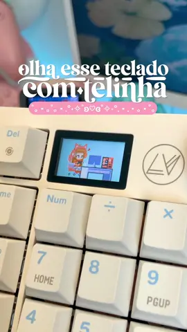 🌸 Meu primeiro tecladinho com tela!! 🥹💖 Eu ameeei demais esse teclado! Achei ele a coisa mais linda todo branquinho com detalhes azuis, e a qualidade é diferente de tudo que já vi. Só em pegar ele, já dá pra sentir o nível da construção e pra deixar mais perfeito coloquei algumas keycaps personalizadas com a carinha da Simplelullaby 💙☁️ ✨ #keyboard #cutekeyboard #mechanicalkeyboard #gamer #pcgamer #desksetup #pinksetup #setuprosa #unboxing #tecladomecanico 