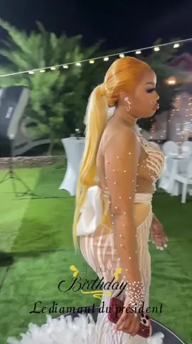 Chic , classe, glamour 🥰zéro faute 👌🏻#pourtoi #ma robe @Chady style # la décoration #@La_joconde_jb_Agency #maquillage #@mukolocoop0 #coiffure#@Birmin Kiese581 